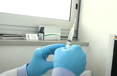 Проведение кодирования Вивитролом в Старом Крыме Шприц с Вивитролом в руках у врача